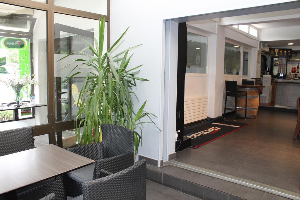 La Hourquie Cafe Otel Morlaas Dış mekan fotoğraf