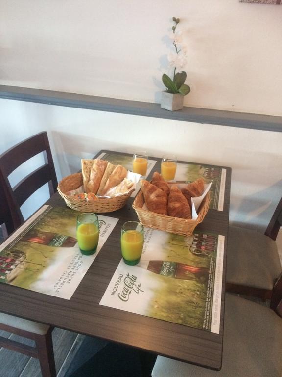 La Hourquie Cafe Otel Morlaas Dış mekan fotoğraf